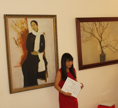 Poet Nguyen Hoang Anh Thu receiving the award