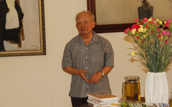 Writer Nguyen Ngoc, Chair of the Committee to Promote the Founding of the League of Independent Vietnamese Writers, at the award ceremony