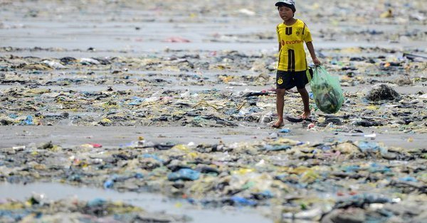 Child walking in trash on seashore_Source Nguyen Viet Hung_The Vietnamese